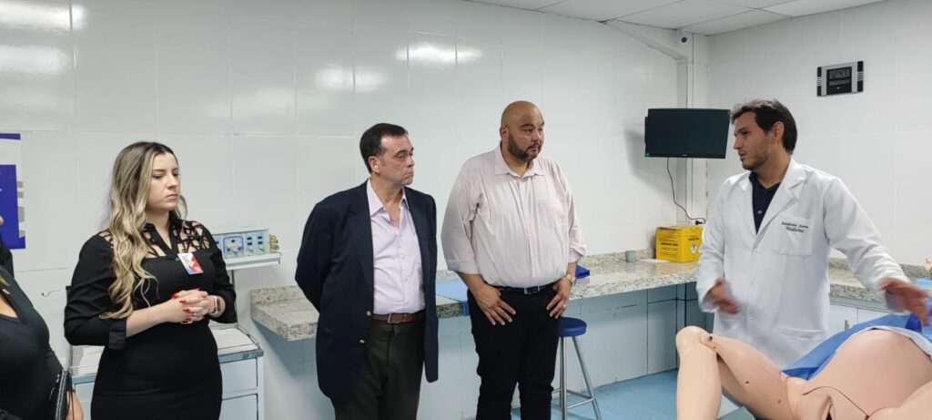 O embaixador do Paraguai no Brasil, Juan Angel Degadillo Franco, visitou o Centro Tecnológico da Universidade Central do Paraguai (UCP) em Pedro Juan Caballero nesta quarta-feira (24)