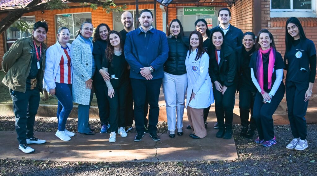 Os estudantes realizaram as doações na unidade oncológica do HR, reforçando o espírito solidário da universidade. (Foto: Divulgação).